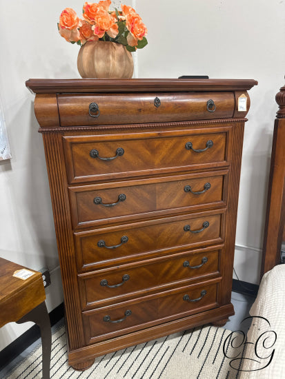 Medium Brown Ornate Tall 6 Drawer Dresser 40x18x57’’ Dresser only