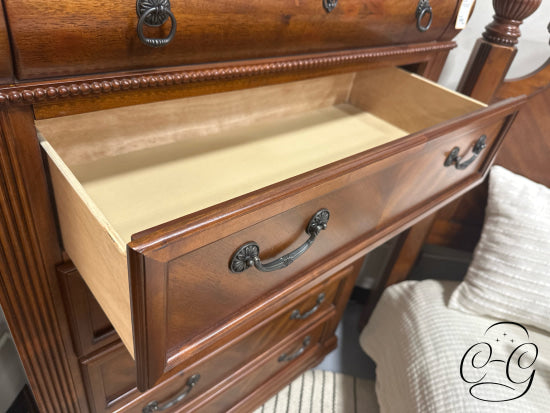 Medium Brown Ornate Tall 6 Drawer Dresser 40x18x57’’ Dresser only