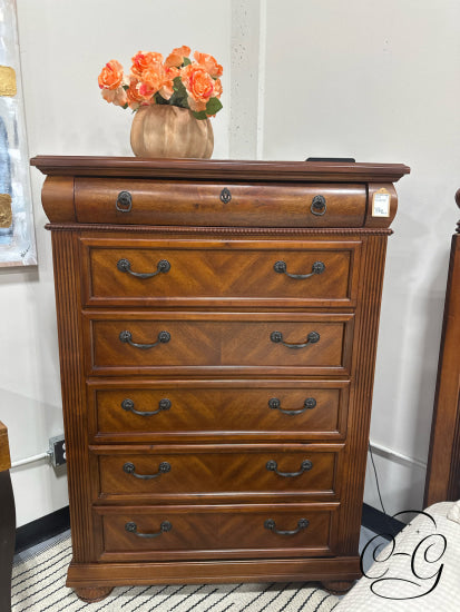 Medium Brown Ornate Tall 6 Drawer Dresser 40x18x57’’ Dresser only