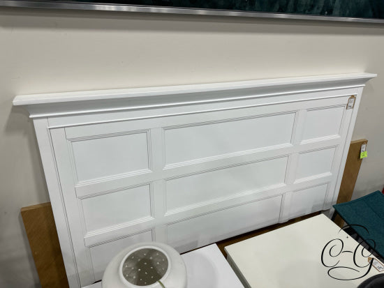 White Wood Queen Bed 67x53’’ Queen Bed